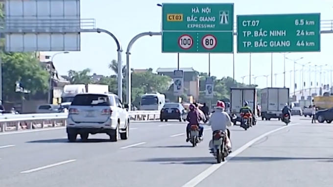 Cao tốc Hà Nội - Bắc Giang đoạn qua tỉnh Bắc Ninh không đủ tiêu chuẩn cao tốc khi không có đường gom nên cả xe máy ô tô cùng đi trên đường cao tốc
