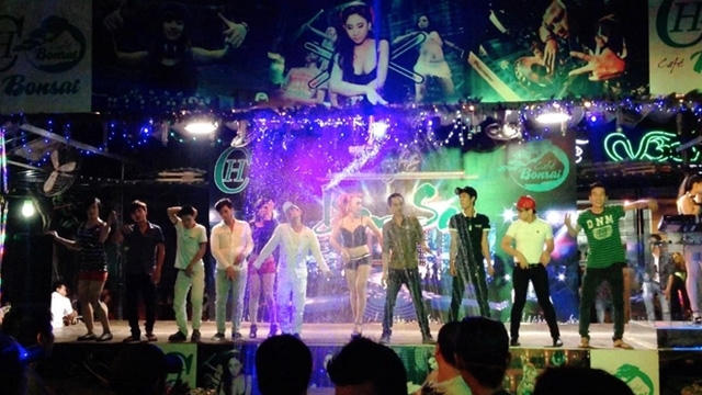 Quán cà phê hoạt động dưới hình thức bar, vũ trường.