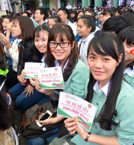 Dịp này, 200 vé xe về quê ăn tết cũng được nhà trường trao tặng cho 200 sinh có hoàn cảnh khó khăn.