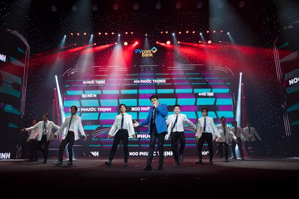 Với một diện mạo vô cùng chỉn chu và lịch lãm, ca sĩ Noo Phước Thịnh đã mang tới những phần trình diễn vô cùng trẻ trung và sôi động.