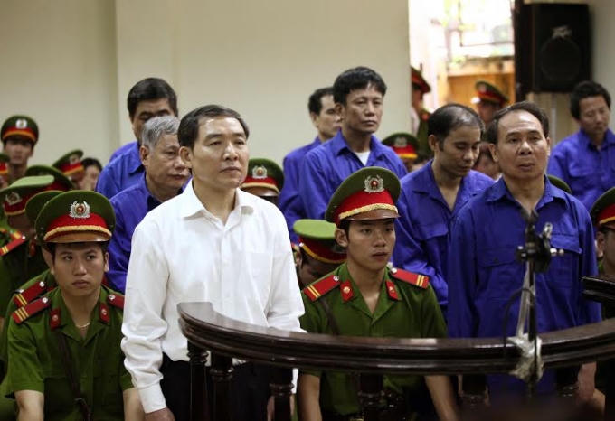 Người bị kết án tử hình về tội tham ô, nhận hối lộ có thể thoát chết nếu nộp lại ít nhất 3/4 tài sản tham ô, nhận hối lộ và hợp tác tích cực với cơ quan chức năng trong việc phát hiện, điều tra, xử lý tội phạm hoặc lập công lớn. (Ảnh minh họa)