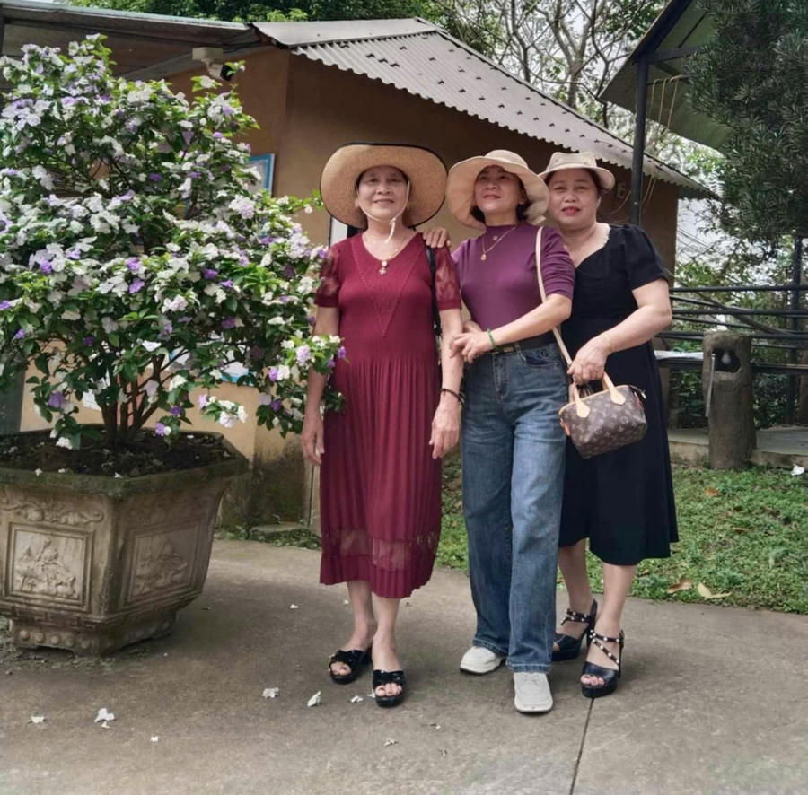 Cô Thu (ngoài cùng bên trái) luôn được nhận xét là người vui vẻ, hòa đồng, được nhiều người yêu quý.