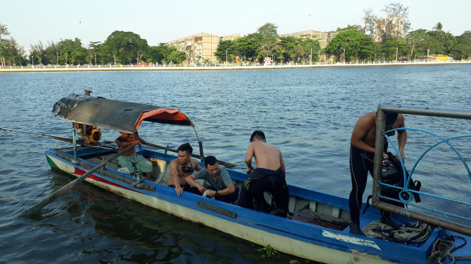 Ông Ba Chúc hỗ trợ lực lượng chứ năng tìm kiếm thi thể nạn nhân.