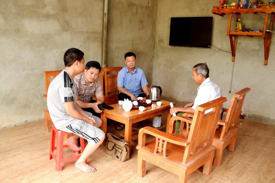 Phóng viên Báo Pháp luật Việt Nam tại gia đình cháu Nguyễn Việt A.