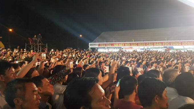"Biển người hứng khởi trong đêm khai mạc "“Tuần Văn hóa, thể thao các dân tộc vùng Đông Bắc tỉnh Quảng Ninh”.