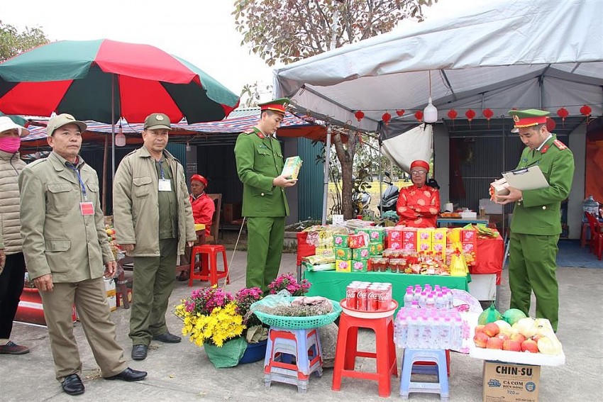 Lực lượng chức năng kiểm tra các mặt hàng kinh doanh tại chùa Trình.