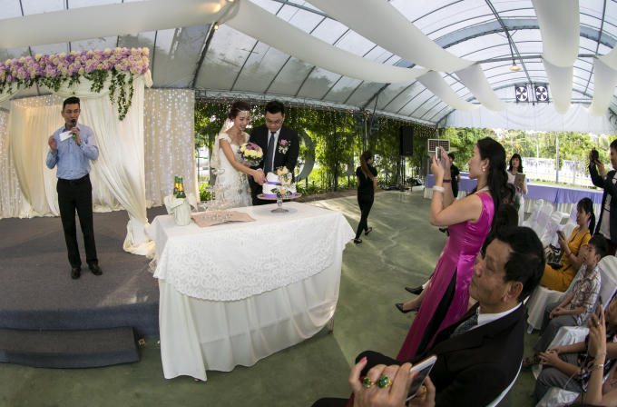 Cắt bánh ga tô hạnh phúc.