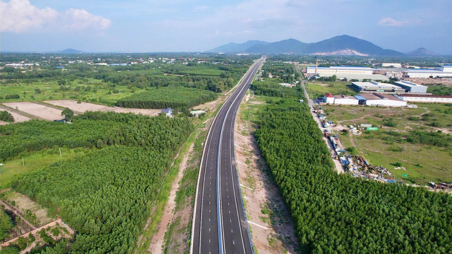 Cao tốc Bến Lức - Long Thành, trục huyết mạch nối miền Tây với sân bay, đang tăng tốc thi công.