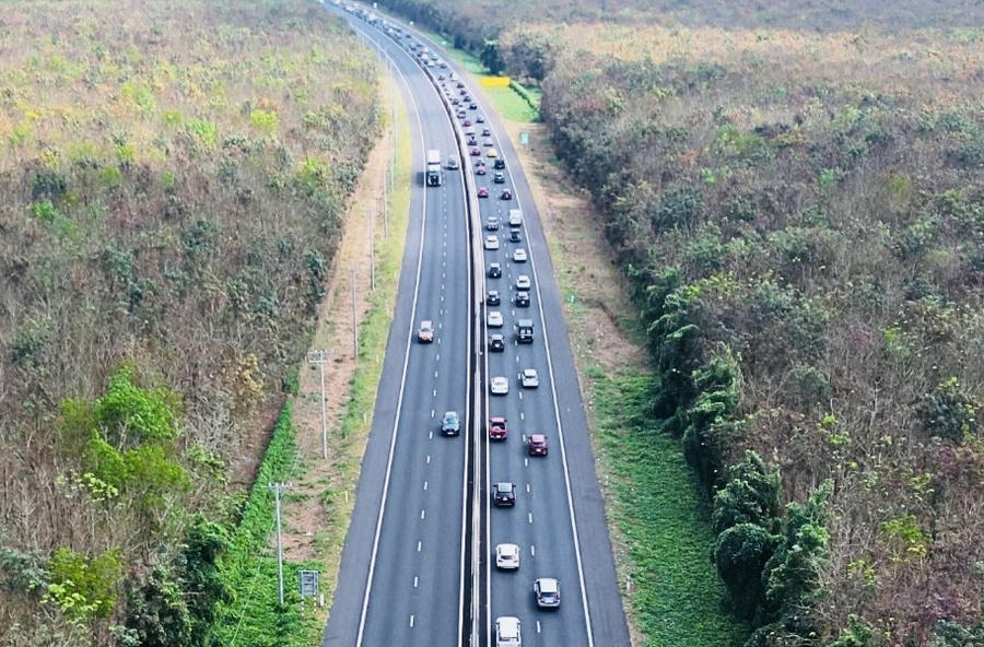 Trên đoạn gần cầu Long Thành do có va chạm giao thông, gây tắc nghẽn hơn 8km.