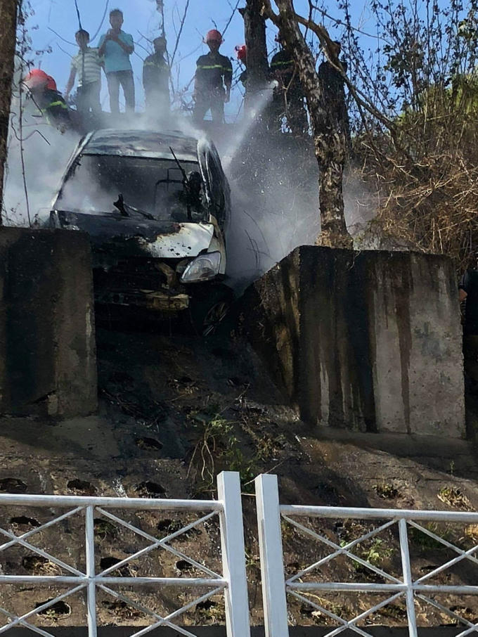 Chiếc xe bị tường xây chắn lại và cháy rụi làm 2 cha con chết cháy