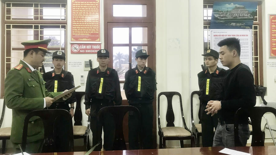 Cơ quan Công an tống đạt Quyết định khởi tố đối tượng Vy Văn Sắc