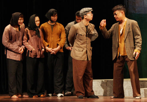 Tuy nhiên, họ không ngờ rằng hàng xóm cũng "khôn" như vậy. Vì thế thực phẩm họ mua của láng giềng đều độc hại. Cuối tiểu phẩm, người dân trong làng mới phát hiện ra lâu nay họ đầu độc lẫn nhau mà không biết.​