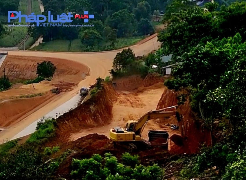 Theo vị Chủ tịch xã An Bình, việc khai thác đất trên chỉ do hộ gia đình trên địa bàn thôn Trái Hút khai thác, không phải của doanh nghiệp nào.