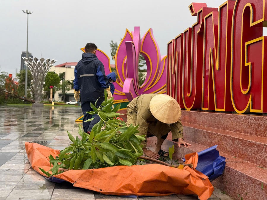 Chủ tịch UBND tỉnh Hà Tĩnh vừa ban hành công điện về việc tập trung khắc phục hậu quả bão số 10 và ứng phó mưa lũ sau bão.