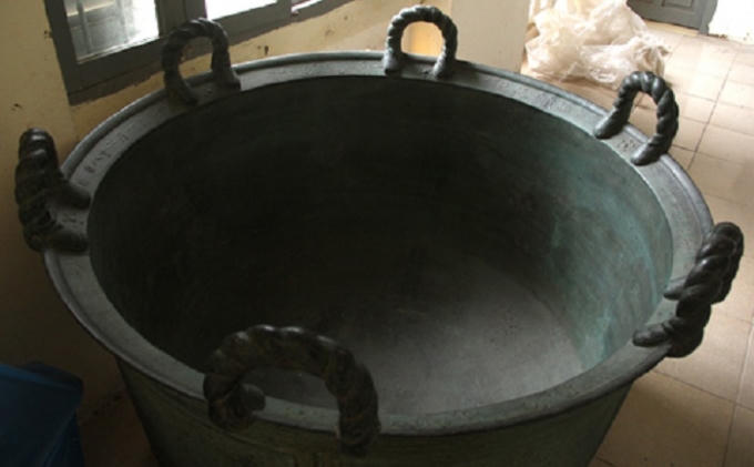 Miệng vạc hơi loe, phía trên có gắn 6 quai kiểu vặn thừng khá chắc chắn. Ảnh: Lê Hoàng