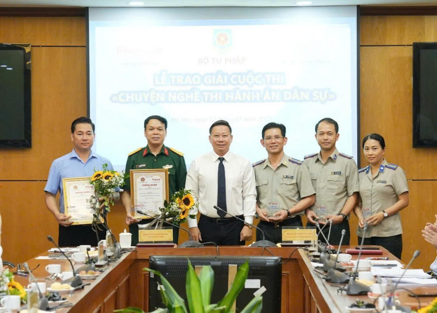 Thứ trưởng Bộ Tư pháp Nguyễn Thanh Ngọc trao Giải A cho các tác giả và nhân vật.