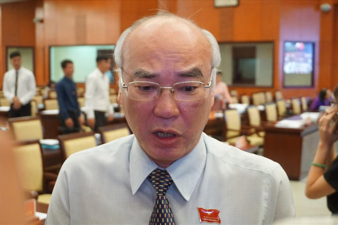 Ông Phan Nguyễn Như Khuê trao đổi với báo chí bên hàng lang kỳ họp HĐND TPHCM chiều nay. Ảnh: M.Q