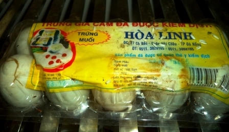 Cận cảnh số trứng muối hết hạn sử dụng, xuất hiện dòi và bốc mùi hôi thối
