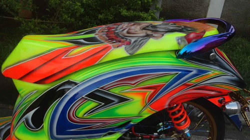 Yên xe cũng được bao phủ đồ họa Graffiti lạ mắt