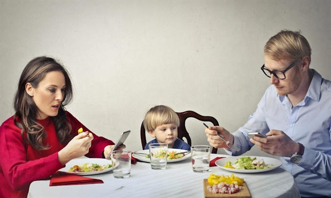 152637_light-phone-2-chiec-dien-thoai-giup-cai-nghien-smartphone-sieu-de-thuong-gia-dat-1-131533735 (1)