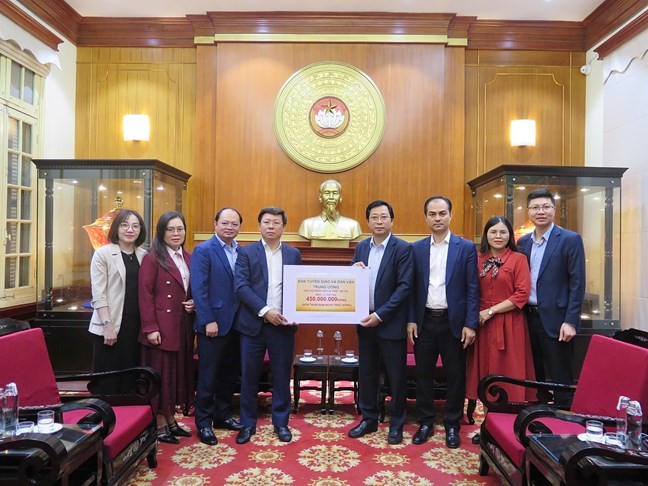 Đại diện Ủy ban Trung ương MTTQ Việt Nam tiếp nhận ủng hộ đồng bào khắc phục hậu quả mưa lũ từ Ban Tuyên giáo và Dân vận Trung ương. (Ảnh: VGP)