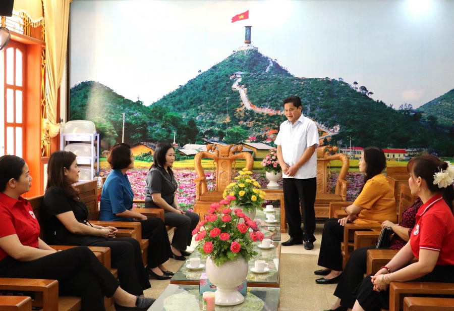 Chủ tịch Ủy ban MTTQ Việt Nam tỉnh Hà Giang Vàng Seo Cón phát biểu cảm ơn sự hỗ trợ của tỉnh Yên Bái. Ảnh: Cổng thông tin tỉnh Hà Giang