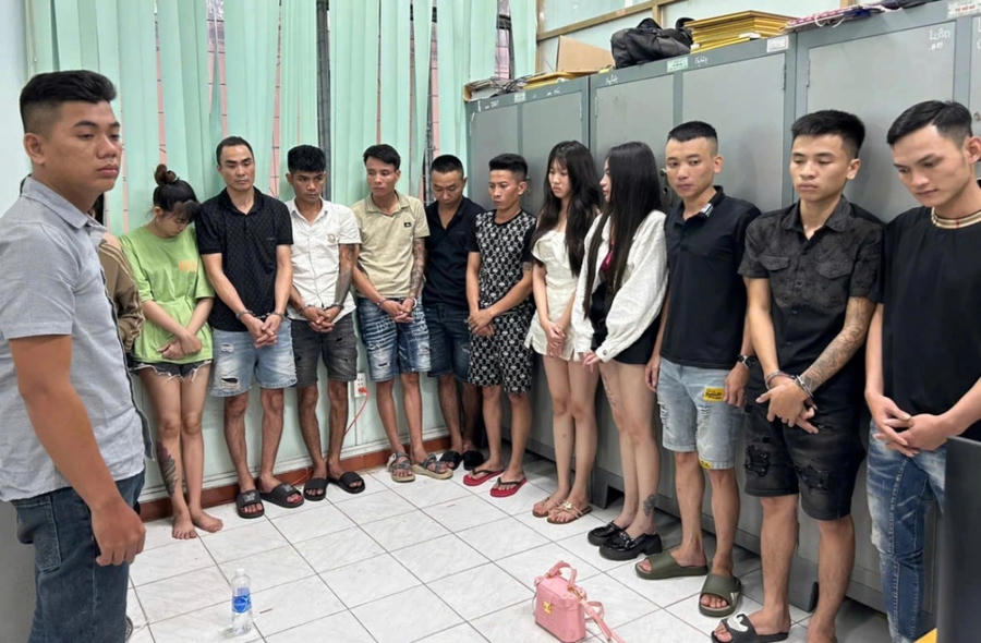 Nhóm người dương tính với ma túy trong quán bar D1 (Ảnh: Công an cung cấp).
