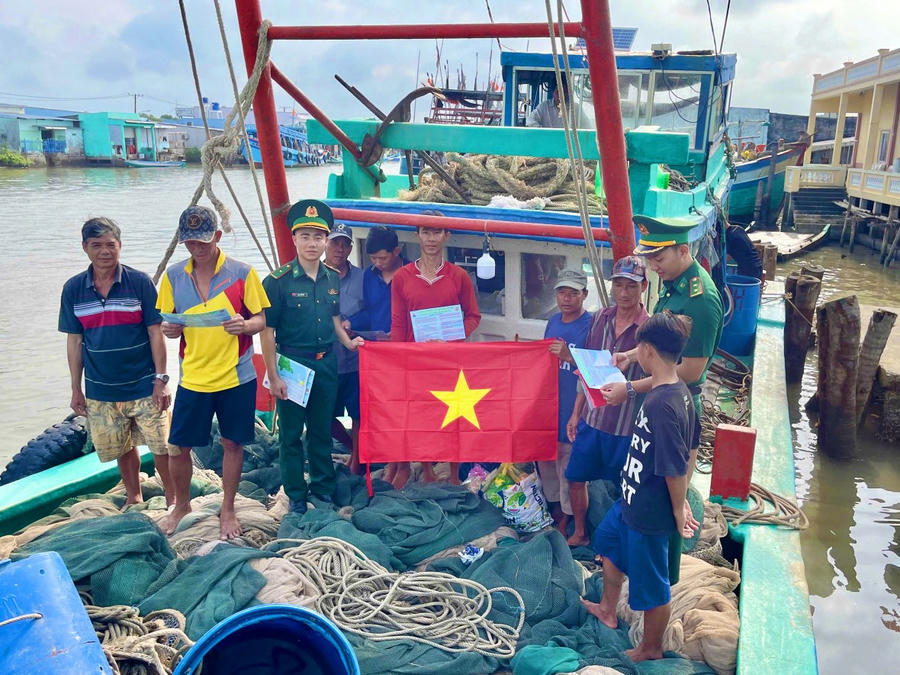 Lực lượng Biên phòng Cái Đôi Vàm (BĐBP Cà Mau), quan tâm, đẩy mạnh công tác tuyên truyền cho ngư dân về quy định về đánh bắt, tránh trường hợp vi phạm vùng biển nước ngoài.