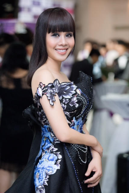 Đến dự đêm chung kết tối qua, Hoa hậu Qúy bà Hằng Nguyễn diện bộ váy dạ hội xinh đẹp của NTK Công Khanh, đây là tác phẩm nghệ thuật cầu kỳ được NTK làm hơn 1 tháng để Hằng Nguyễn diện trong đêm chung kết. Trước đó, NTK Công Khanh cũng đã giúp Hoa hậu Hằng Nguyễn tỏa sáng tại Thái Lan khi diện bộ áo dài truyền thống đẹp mắt.
