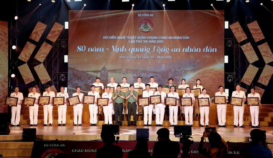 Thiếu tướng, NSND Nguyễn Công Bẩy - Phó Cục trưởng Cục Công tác chính trị, Bộ Công an và Đại tá Nguyễn Văn Hận - Giám đốc Công an tỉnh Kiên Giang trao kỷ niệm chương và quà lưu niệm tặng các đoàn NTQC tham gia hội diễn