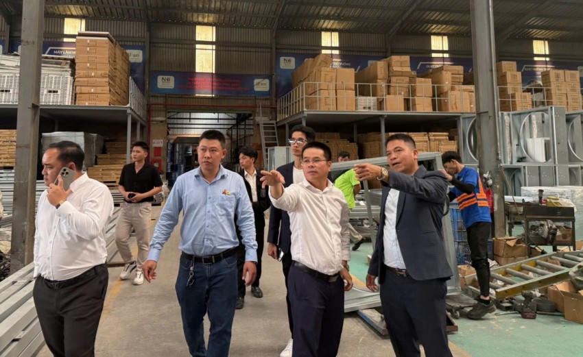 Đoàn khảo sát tại nhà máy Công ty TNHH Công nghiệp Nghệ Năng