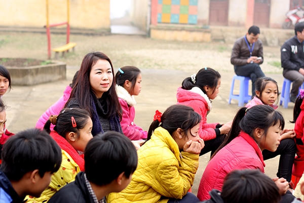 Giảng viên Thu Hà hòa mình với các em học sinh trường PTDT Dần Thàng.