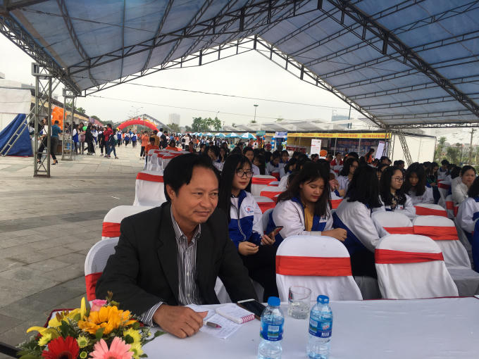 Nhà báo Phan Thế Hải- thành viên biên soạn cuốn sách "Tỏa sáng từ những khát vọng cháy bỏng" giao lưu cùng các em học sinh.