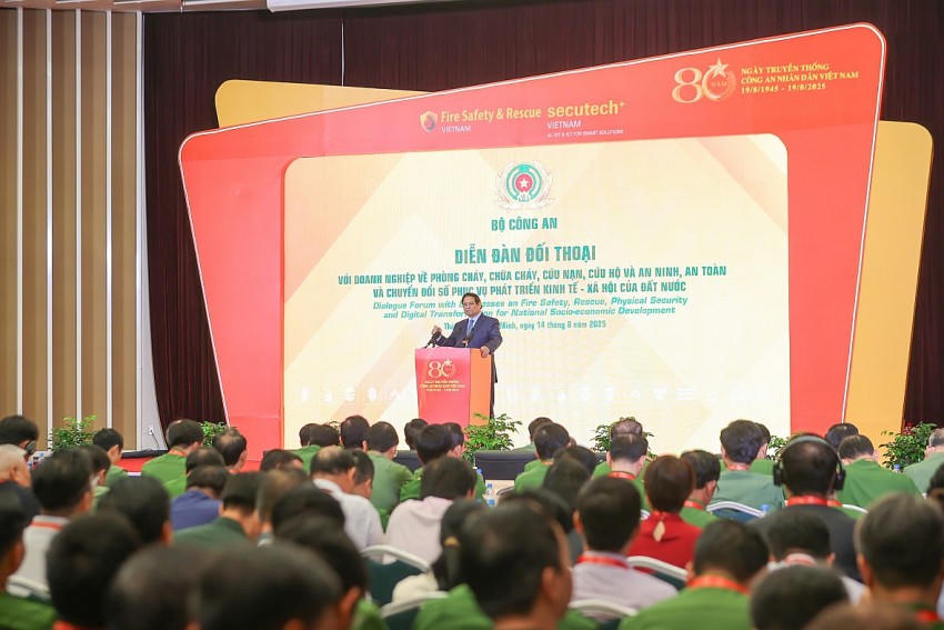 Thủ tướng đánh giá cao Bộ Công an đã chủ động chuẩn bị, tổ chức triển lãm và diễn đàn rất có ý nghĩa này. Ảnh: VGP