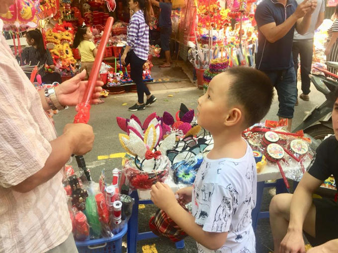 vẻ mặt hớn hở của cậu bé khi chọn đồ.