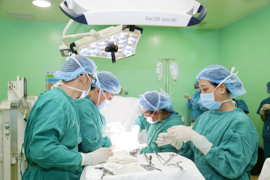 Sau gần 2 tháng được thông tim can thiệp bào thai thành công, Bệnh viện Từ Dũ thực hiện ca mổ lấy thai do sản phụ có dấu hiệu sinh non. Ảnh: BVCC