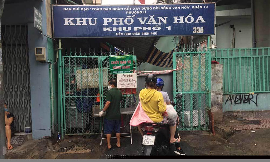 Người dân thay nhau ra giữ chốt "vùng xanh" tại hẻm 338 Điện Biên Phủ (phường 11, quận 10)