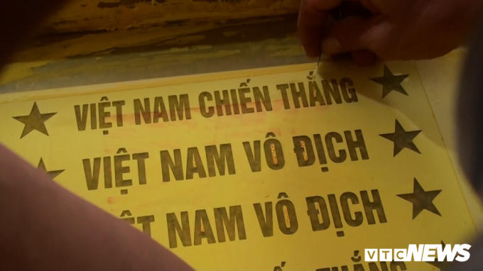 Công đoạn cắt cờ được làm bằng máy, còn lại các khâu từ may sao vàng, may đường viền, in ấn và phơi khô... đều được làm thủ công.