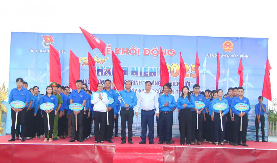 Ông Huỳnh Quốc Việt - Ủy viên dự khuyết BCH TW Đảng, Phó Bí thư Thường trực Tỉnh ủy Bạc Liêu, trao cờ lệnh cho Ban Chỉ đạo “Tháng Thanh niên” năm 2025.
