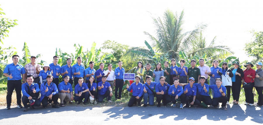 Tổ chức trồng cây xanh trên tuyến đường Thanh niên