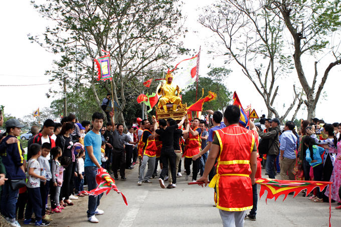 Trong khi rước, thỉnh thoảng đám trai tráng khênh kiệu “chúa” lại hô vang rồi chạy để dẹp đường cho “vua”.