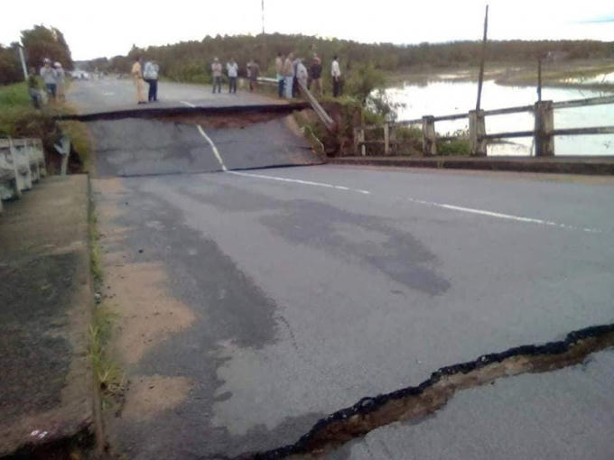 Sập cầu trên tỉnh lộ 766, giao thông tê liệt