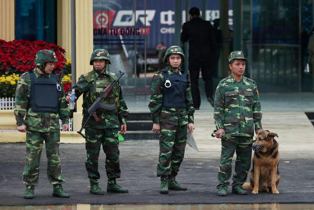 Lực lượng an ninh được tăng cường tại ga Đồng Đăng, Lạng Sơn - nơi được cho là đón đoàn tàu chở nhà lãnh đạo Kim Jong-un tới thăm hữu nghị Việt Nam. (Ảnh: Reuters)