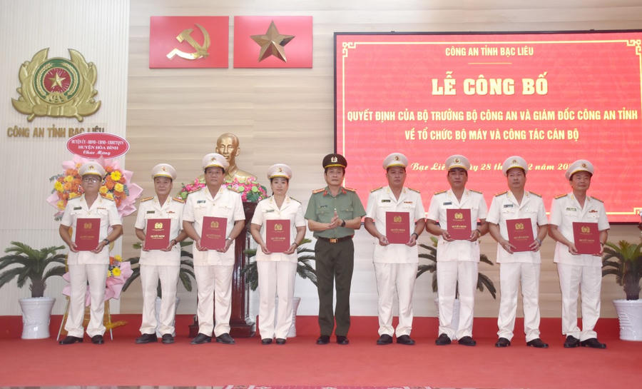 Đại tá Hồ Việt Triều - Ủy viên Ban Thường vụ Tỉnh ủy, Bí thư Đảng ủy, Giám đốc Công an tỉnh Bạc Liêu, trao Quyết định về công tác cán bộ.