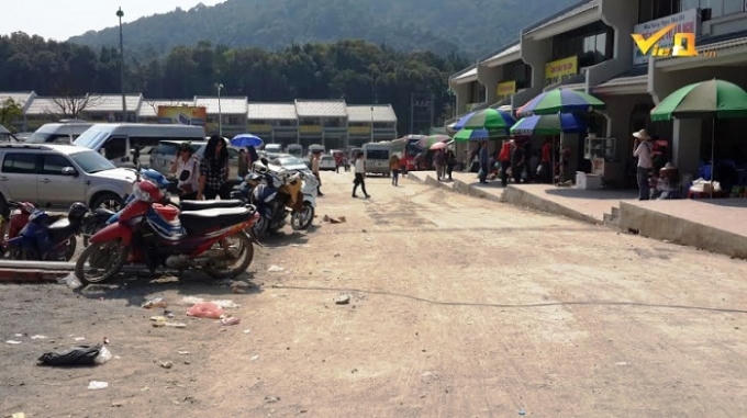 Gian hàng của người dân Yên Tử bị chuyển đi, thay vào đó là các nhà hàng sang trọng của Công ty Tùng Lâm.