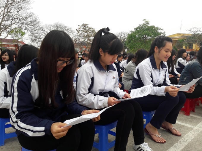Học sinh THPT Cát Hải chăm chú theo dõi nội dung tờ rơi.