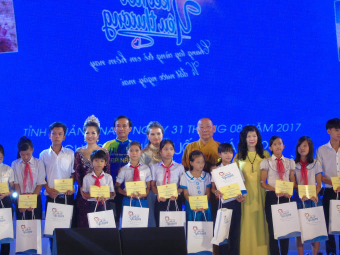 Ủng hộ 120 học bổng cho chương trình “Kết nối Yêu Thương”.