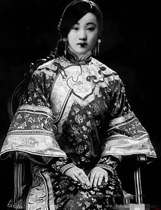 Chân dung một tú nữ trúng tuyển.