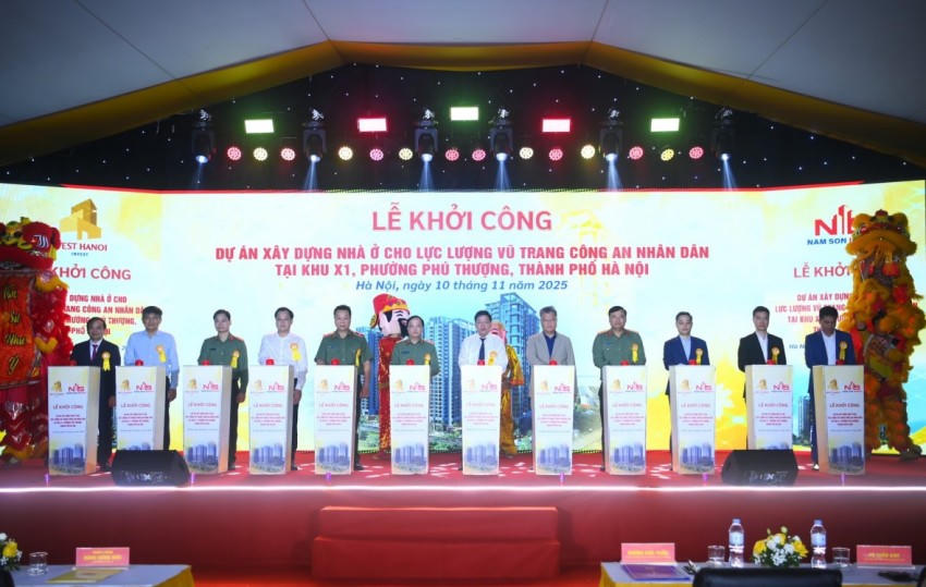 Thứ trưởng Đặng Hồng Đức cùng Phó Chủ tịch Thường trực Ủy ban Nhân dân TP Hà Nội Dương Đức Tuấn và các đại biểu thực hiện nghi thức khởi công Dự án.