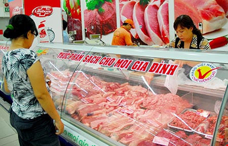 Người tiêu dùng chọn mua thịt hữu cơ tại một cửa hàng thực phẩm. (ảnh Pháp luật TP HCM)